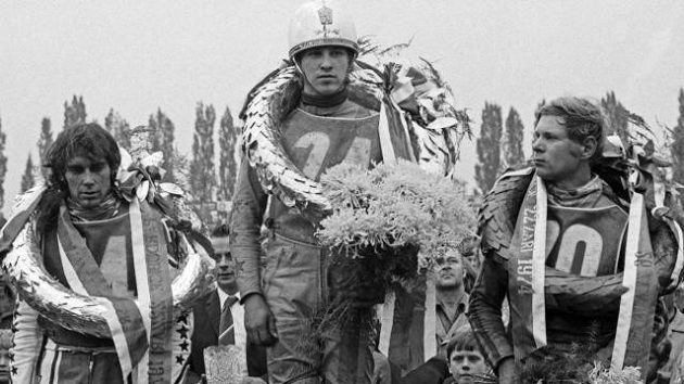 Smutný Ivan Mauger (vlevo) poté, co v 26. ročníku Zlaté přilby v roce 1974 skončil druhý za vítězným domácím jezdcem Jiřím Štanclem. Vpravo bronzový Georgij Ivanov z tehdejšího Sovětského svazu. Smutný Ivan Mauger (vlevo) poté, co v 26. ročníku Zlaté přilby v roce 1974 skončil druhý za vítězným domácím jezdcem Jiřím Štanclem. Vpravo bronzový Georgij Ivanov z tehdejšího Sovětského svazu.