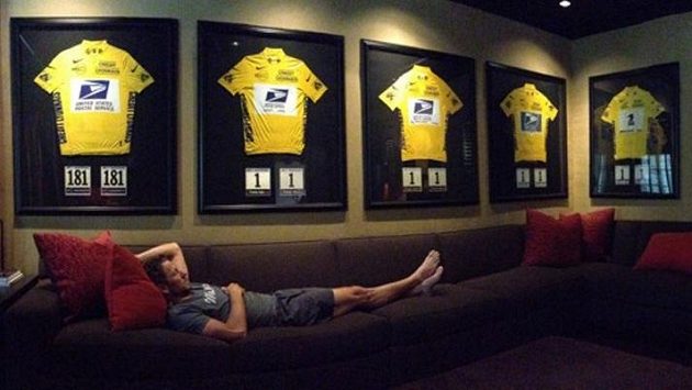 Lance Armstrong odpočívá ve svém domě v texaském Austinu pod zarámovanými žlutými dresy pro vítěze Tour de France. Lance Armstrong odpočívá ve svém domě v texaském Austinu pod zarámovanými žlutými dresy pro vítěze Tour de France.