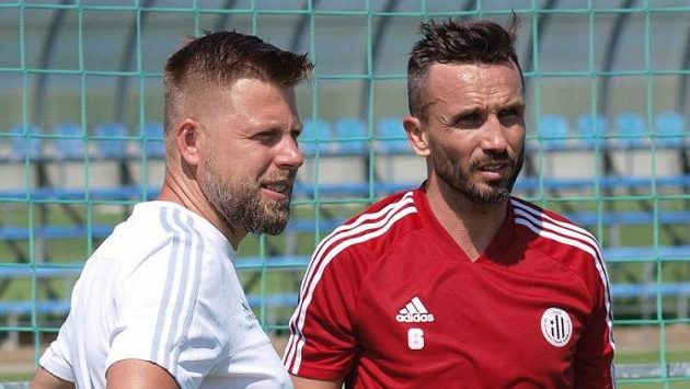 Trenér David Horejš (vlevo) a Tomáš Sivok znovu bok po boku. Trenér David Horejš (vlevo) a Tomáš Sivok znovu bok po boku.
