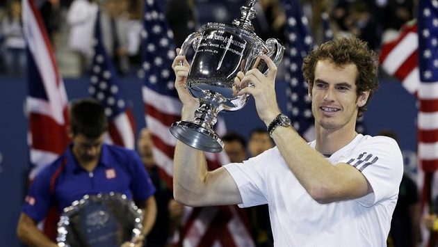 Šťastný Andy Murray s pohárem pro vítěze US Open. Šťastný Andy Murray s pohárem pro vítěze US Open.