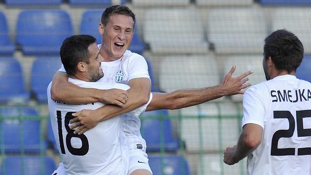 Boleslavský Lukáš Magera (vlevo) oslavuje s Janem Bořilem a Michalem Smejkalem gól v síti islandského celku Thór Akureyri. Boleslavský Lukáš Magera (vlevo) oslavuje s Janem Bořilem a Michalem Smejkalem gól v síti islandského celku Thór Akureyri.