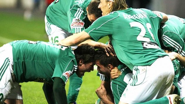 Radost fotbalistů Bohemians po gólu, který vstřelil Martin Cseh. Radost fotbalistů Bohemians po gólu, který vstřelil Martin Cseh.
