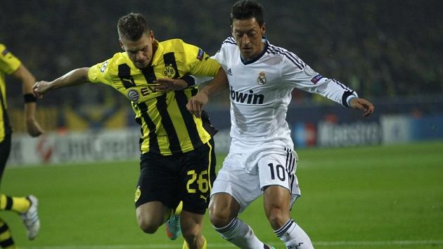 Obránce Dortmundu Lukasz Piszczek (vlevo) se snaží odebrat míč Mesutu Özilovi z Realu. Obránce Dortmundu Lukasz Piszczek (vlevo) se snaží odebrat míč Mesutu Özilovi z Realu.