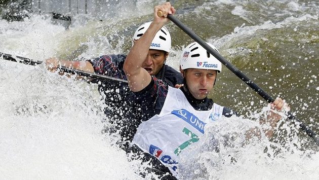 Deblkanoisté Jaroslav Volf (vpravo) a Ondřej Štěpánek na trati Světového poháru v pražské Troji Deblkanoisté Jaroslav Volf (vpravo) a Ondřej Štěpánek na trati Světového poháru v pražské Troji