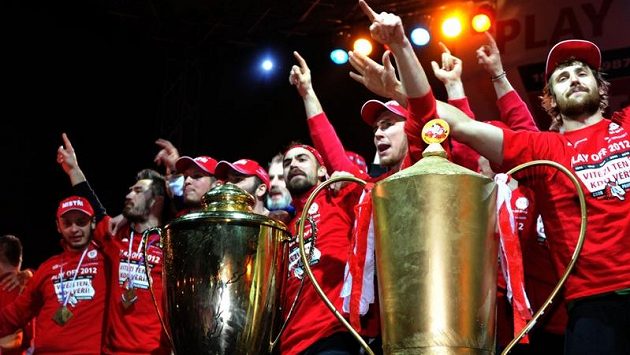 Pardubičtík hokejisté slavili s fanoušky na Perštýnském náměstí v noci po příjezdu z Brna výhru ve finále extraligy a titul mistra republiky Pardubičtík hokejisté slavili s fanoušky na Perštýnském náměstí v noci po příjezdu z Brna výhru ve finále extraligy a titul mistra republiky