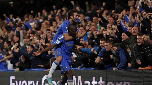 Ramires (vpravo) a Juan Mata se radují s fanoušky Chelsea z branky. Ramires (vpravo) a Juan Mata se radují s fanoušky Chelsea z branky.