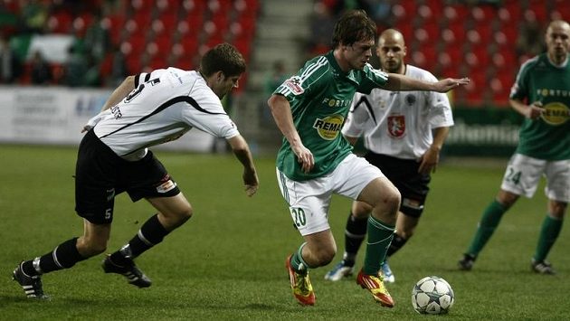 Tomáš Borek v dresu Bohemians (vpravo) uniká Radku Hochmeistrovi z Hradce Králové. Tomáš Borek v dresu Bohemians (vpravo) uniká Radku Hochmeistrovi z Hradce Králové.