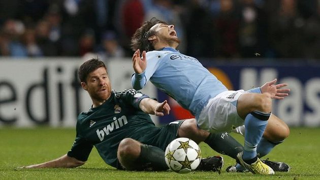 Zákrok Xabiho Alonsa z Realu Madrid (vlevo) Davida Silvu z Manchesteru City asi bolel. Ale ještě víc mohou Citizens litovat ztracených nadějí na postup do vyřazovacích bojů Ligy mistrů Zákrok Xabiho Alonsa z Realu Madrid (vlevo) Davida Silvu z Manchesteru City asi bolel. Ale ještě víc mohou Citizens litovat ztracených nadějí na postup do vyřazovacích bojů Ligy mistrů