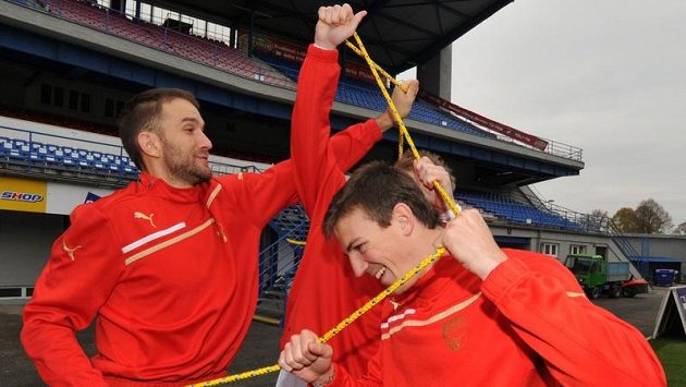 Slovenský útočník Marek Bakoš (vlevo) se v rámci tréninku kočkuje s klubovými spoluhráči Vladimírem Daridou (vpředu) a Davidem Limberským, kteří se dnes v Olomouci promění v jeho protihráče. Slovenský útočník Marek Bakoš (vlevo) se v rámci tréninku kočkuje s klubovými spoluhráči Vladimírem Daridou (vpředu) a Davidem Limberským, kteří se dnes v Olomouci promění v jeho protihráče.