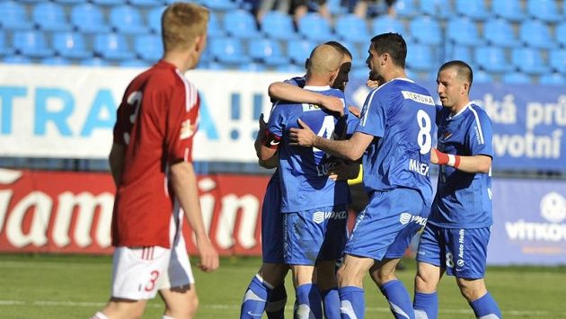 Fotbalisté Baníku se radují z gólu proti Žižkovu. Fotbalisté Baníku se radují z gólu proti Žižkovu.