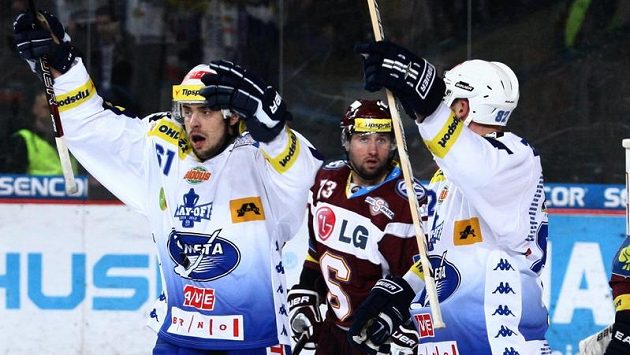 Tomáš Divíšek z Komety Brno (vlevo). Tomáš Divíšek z Komety Brno (vlevo).