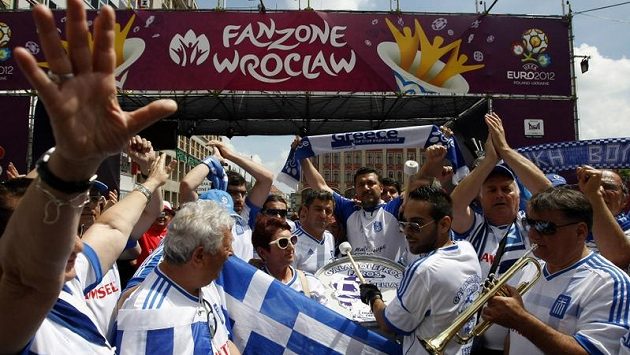 Ve Vratislavi bylo řeckým fanouškům ještě hej. Na další EURO se však už nepodívají... Ve Vratislavi bylo řeckým fanouškům ještě hej. Na další EURO se však už nepodívají...