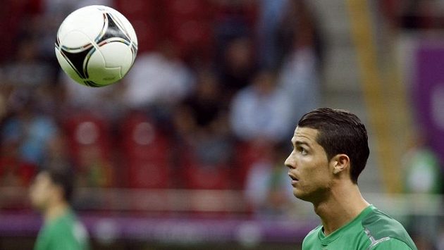 Cristiano Ronaldo před čtvrtfinálovým zápasem proti České republice v polské Varšavě. Cristiano Ronaldo před čtvrtfinálovým zápasem proti České republice v polské Varšavě.