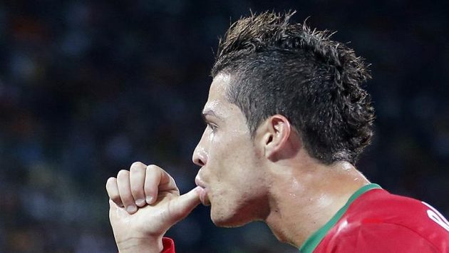 Cristiano Ronaldo se raduje z branky, kterou vstřelil do nizozemské sítě. Cristiano Ronaldo se raduje z branky, kterou vstřelil do nizozemské sítě.