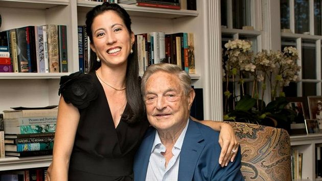 Dvaaosmdesátiletý George Soros se svou přítelkyní Dvaaosmdesátiletý George Soros se svou přítelkyní