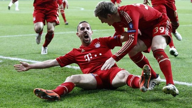 Franck Ribéry se raduje se spoluhráčem Kroosem z gólu proti Realu Madrid Franck Ribéry se raduje se spoluhráčem Kroosem z gólu proti Realu Madrid