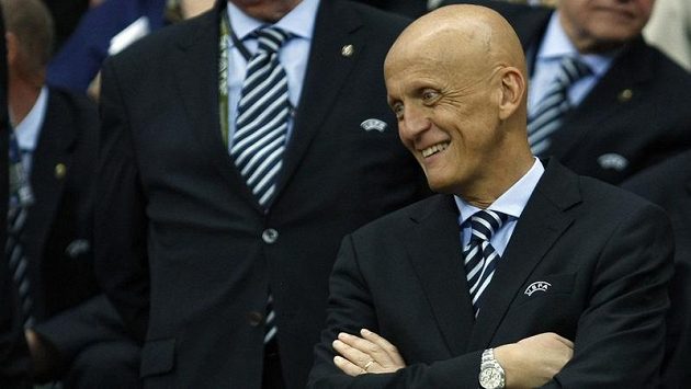 Známý italský rozhodčí Pierluigi Collina před čtvrtfinále EURO 2012 mezi Českou republikou a Portugalskem. Známý italský rozhodčí Pierluigi Collina před čtvrtfinále EURO 2012 mezi Českou republikou a Portugalskem.