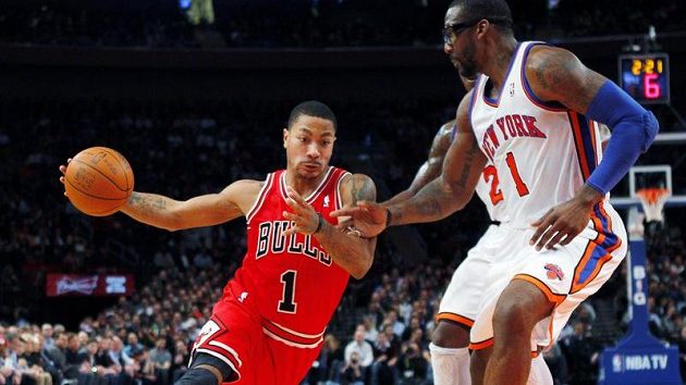 Derrick Rose (vlevo) proti Knicks perlil. Derrick Rose (vlevo) proti Knicks perlil.
