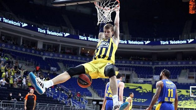 Basketbalista Jan Veselý z Fenerbahce Istanbul v utkání Evropské ligy. Ilustrační foto. Basketbalista Jan Veselý z Fenerbahce Istanbul v utkání Evropské ligy. Ilustrační foto.
