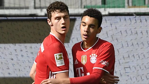 Jamal Musiala (vpravo) a Benjamin Pavard z Bayernu se radují z gólu proti Wolfsburgu. Jamal Musiala (vpravo) a Benjamin Pavard z Bayernu se radují z gólu proti Wolfsburgu.