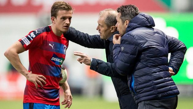 Plzeňský záložník Jan Kopic, trenér Roman Pivarník a asistent Pavel Horváth během utkání v Ďolíčku. Plzeňský záložník Jan Kopic, trenér Roman Pivarník a asistent Pavel Horváth během utkání v Ďolíčku.