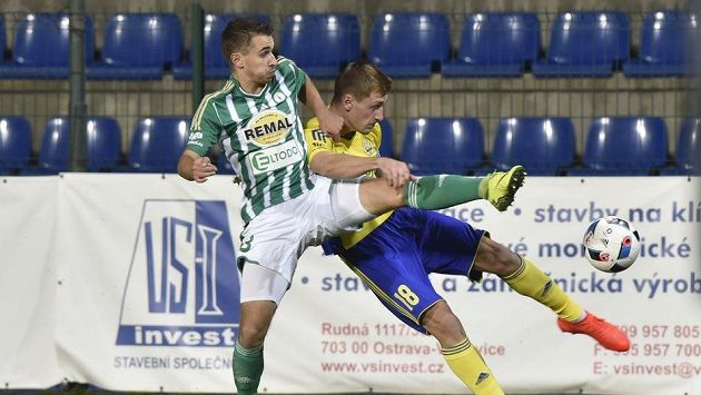 Dominik Mašek z Bohemians 1905 (vlevo) v souboji se zlínským obráncem Tomášem Hájkem. Dominik Mašek z Bohemians 1905 (vlevo) v souboji se zlínským obráncem Tomášem Hájkem.