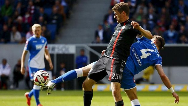 Thomas Müller (vlevo) z Bayernu a Ermin Bicakcic z Hoffenheimu. Thomas Müller (vlevo) z Bayernu a Ermin Bicakcic z Hoffenheimu.