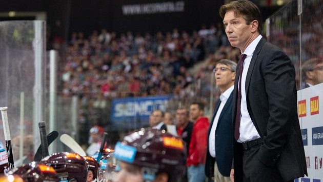 Německý trenér Sparty Uwe Krupp během utkání s Hradcem Králové. Německý trenér Sparty Uwe Krupp během utkání s Hradcem Králové.