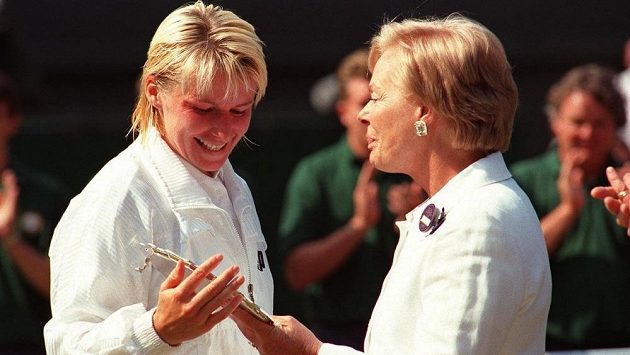 Vévodkyně z Kentu a Jana Novotná na snímku z roku 1997 po finále Wimbledonu. Vévodkyně z Kentu a Jana Novotná na snímku z roku 1997 po finále Wimbledonu.