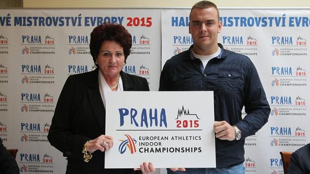 Bývalá mistryně světa Helena Fibingerová a současná česká koulařská jednička Ladislav Prášil představují logo halového mistrovství Evropy 2015. Bývalá mistryně světa Helena Fibingerová a současná česká koulařská jednička Ladislav Prášil představují logo halového mistrovství Evropy 2015.