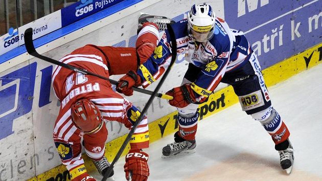 Momentka ze třetího utkání čtvrtfinále play off hokejové extraligy mezi Pardubicemi a Třincem - zleva Jan Peterek z Třince a Václav Benák z Pardubic. Momentka ze třetího utkání čtvrtfinále play off hokejové extraligy mezi Pardubicemi a Třincem - zleva Jan Peterek z Třince a Václav Benák z Pardubic.