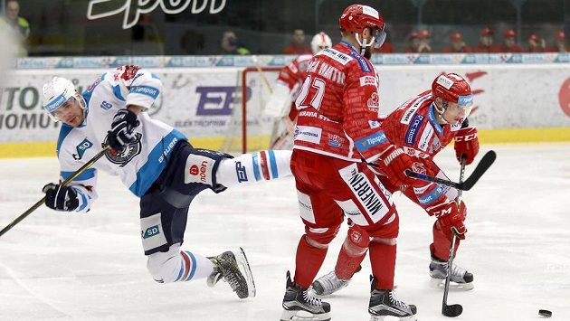 Zleva chomutovský Juraj Valach a hráči Třince Martin Růžička a David Nosek. Zleva chomutovský Juraj Valach a hráči Třince Martin Růžička a David Nosek.
