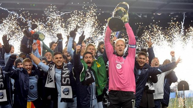 Fotbalisté Kansas City se radují z triumfu v MLS po třinácti letech. V popředí s pohárem brankář Jimmy Nielsen. Fotbalisté Kansas City se radují z triumfu v MLS po třinácti letech. V popředí s pohárem brankář Jimmy Nielsen.