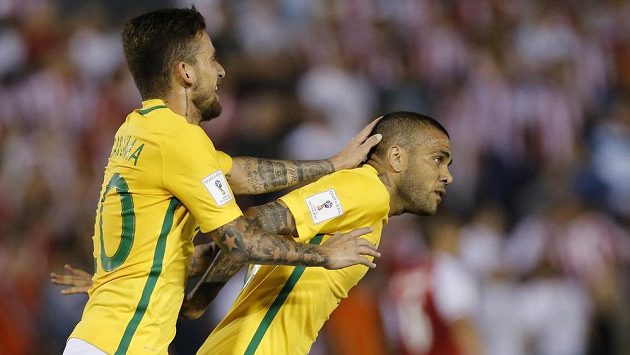 Brazilec Daniel Alves (vpravo) slaví se spoluhráčem Lucasem Limou gól proti Praguayi. Brazilec Daniel Alves (vpravo) slaví se spoluhráčem Lucasem Limou gól proti Praguayi.