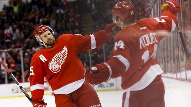 Útočník Detroitu Red Wings Gustav Nyquist (vpravo) se raduje z gólu s obráncem Niklasem Kronwallem. Útočník Detroitu Red Wings Gustav Nyquist (vpravo) se raduje z gólu s obráncem Niklasem Kronwallem.