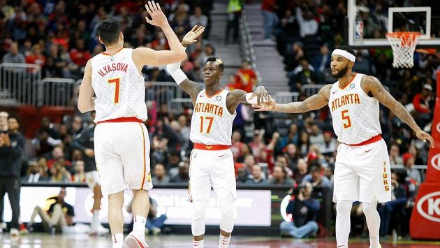 basketbalisté Atlanty Hawks Ersan Ilyasova (7), Dennis Schroder (17) a Malcolm Delaney (5) se radují během duelu s Washingtonem. basketbalisté Atlanty Hawks Ersan Ilyasova (7), Dennis Schroder (17) a Malcolm Delaney (5) se radují během duelu s Washingtonem.