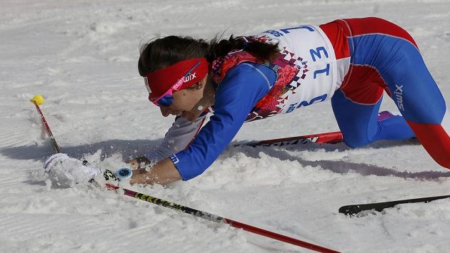 Vyčerpaná česká běžkyně na lyžích Eva Vrabcová-Nývltová v cíli závěrečné třicítky na OH v Soči. Vyčerpaná česká běžkyně na lyžích Eva Vrabcová-Nývltová v cíli závěrečné třicítky na OH v Soči.