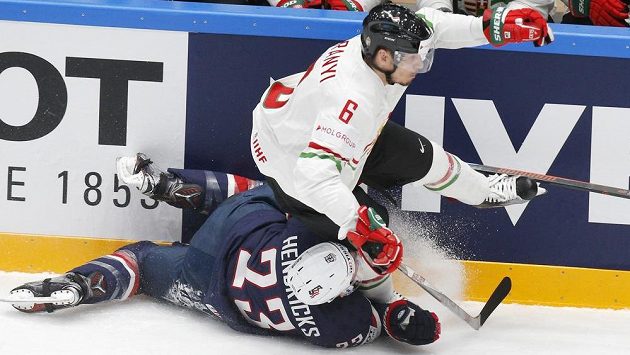 Američan Matt Hendricks a Maďar Bence Sziranyi (nahoře). Američan Matt Hendricks a Maďar Bence Sziranyi (nahoře).