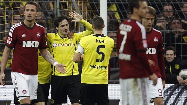 Stoper Dortmundu Mats Hummels (druhý zleva) a jeho spoluhráč Sebastian Kehl slaví gól v duelu s Norimberkem. Zcela vlevo je český útočník Tomáš Pekhart. Stoper Dortmundu Mats Hummels (druhý zleva) a jeho spoluhráč Sebastian Kehl slaví gól v duelu s Norimberkem. Zcela vlevo je český útočník Tomáš Pekhart.