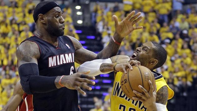 Hvězdný LeBron James (vlevo) z Miami v souboji se C.J. Watsonem z Indiany. Hvězdný LeBron James (vlevo) z Miami v souboji se C.J. Watsonem z Indiany.