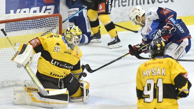 Brněnský útočník Bedřich Köhler se pokouší vyzrát na gólmana Litvínova Jaroslava Januse. Brněnský útočník Bedřich Köhler se pokouší vyzrát na gólmana Litvínova Jaroslava Januse.