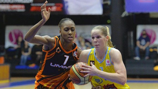 Sandrine Grudaová (vlevo) z Jekatěrinburgu v souboji s Alenou Hanušovou z USK Praha. Sandrine Grudaová (vlevo) z Jekatěrinburgu v souboji s Alenou Hanušovou z USK Praha.