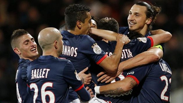 V klubku hráčů Thiago Motta, který dal jediný gól Paris SG proti Lorientu. V klubku hráčů Thiago Motta, který dal jediný gól Paris SG proti Lorientu.