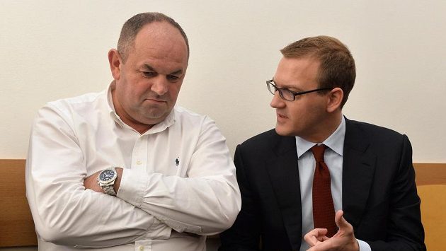 Předseda FAČR Miroslav Pelta (vlevo) a šéf Sparty Daniel Křetínský (vpravo) u Okresního soudu Praha-západ. Předseda FAČR Miroslav Pelta (vlevo) a šéf Sparty Daniel Křetínský (vpravo) u Okresního soudu Praha-západ.