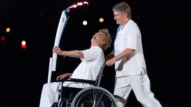 Atletická legenda, olympijská vítězka Betty Cuthbertová, na vozíku s pochodní před startem OH v Sydney 2000. Atletická legenda, olympijská vítězka Betty Cuthbertová, na vozíku s pochodní před startem OH v Sydney 2000.