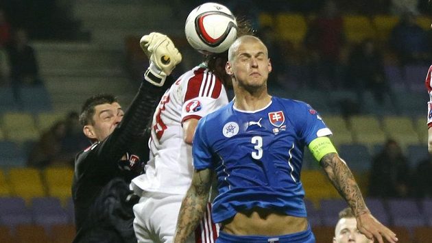 Slovenský brankář Matúš Kozáčik zasahuje v kvalifikačním duelu v Bělorusku. Vpravo je obránce Martin Škrtel. Slovenský brankář Matúš Kozáčik zasahuje v kvalifikačním duelu v Bělorusku. Vpravo je obránce Martin Škrtel.