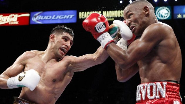 Brit Amir Khan (vlevo) s Devonem Alexanderem z USA při souboji v Las Vegas. Brit Amir Khan (vlevo) s Devonem Alexanderem z USA při souboji v Las Vegas.
