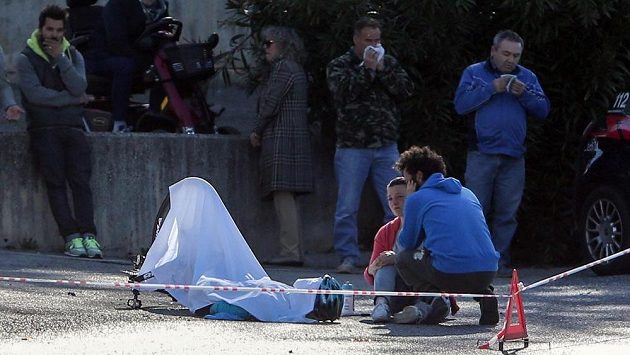 Pořadatelé Gira d'Italia připravili pro jubilejní 100. ročník závodu novinku v podobě soutěže o nejrychlejšího sjezdaře, která se však cyklistům ani trochu nelíbí. I proto, že v roce 2011 právě na Giru po pádu ve třetí etapě přišel o život Belgičan Wouter Weylandt (ilustrační foto). Pořadatelé Gira d'Italia připravili pro jubilejní 100. ročník závodu novinku v podobě soutěže o nejrychlejšího sjezdaře, která se však cyklistům ani trochu nelíbí. I proto, že v roce 2011 právě na Giru po pádu ve třetí etapě přišel o život Belgičan Wouter Weylandt (ilustrační foto).