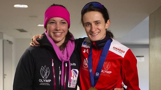Martina Sáblíková (vpravo) po zlatém závodě na 5000 metrů na MS v Inzellu s Annou Fernstädtovou, českou reprezentantkou ve skeletonu, která bydlí od dějiště šampionátu jen pětatřicet kilometrů a přijela rychlobruslařku povzbudit. Martina Sáblíková (vpravo) po zlatém závodě na 5000 metrů na MS v Inzellu s Annou Fernstädtovou, českou reprezentantkou ve skeletonu, která bydlí od dějiště šampionátu jen pětatřicet kilometrů a přijela rychlobruslařku povzbudit.