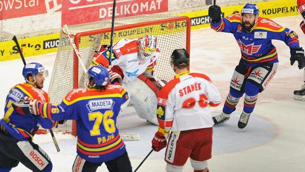 Budějovičtí hráči - (zprava) David Kuchejda, Rok Pajič a Michal Švihálek - se radují před brankou Jiřího Trvaje z Olomouce. Budějovičtí hráči - (zprava) David Kuchejda, Rok Pajič a Michal Švihálek - se radují před brankou Jiřího Trvaje z Olomouce.